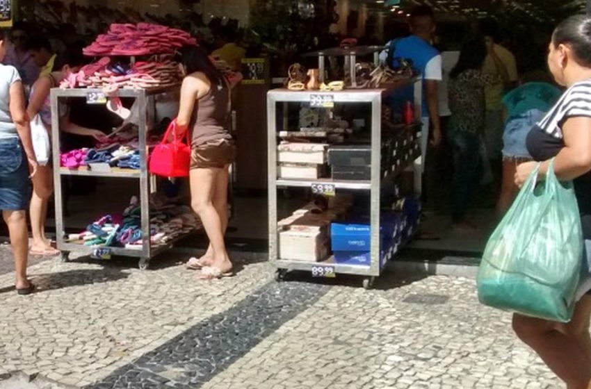  Clientes vão a lojas do Centro garantir roupa e presente de última hora, no CE – G1